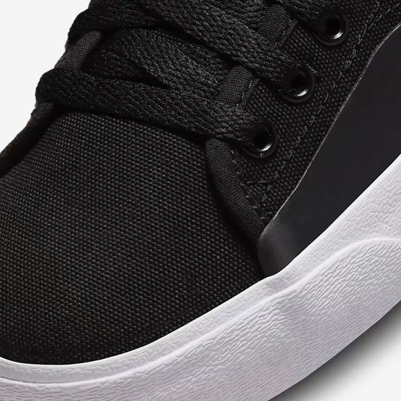 Nike Skate Shoes
Nike SB Blazer Court Mid
Premium
•Black/Anthracite
•FB1378-001 - Picture 8 of 16